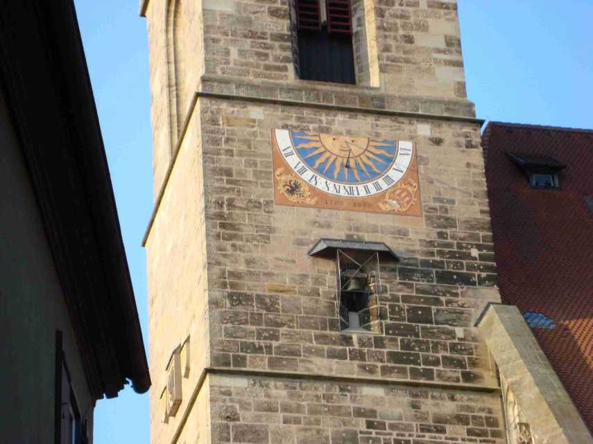 ちょっと見にくいが、煉瓦の上に描かれているのは日時計。その下に鐘。